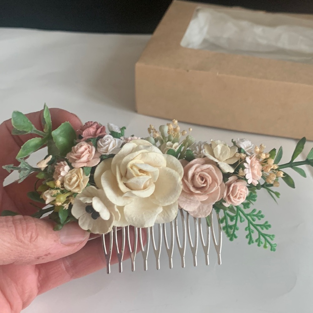 Floral hair comb accessory pink cream roses
